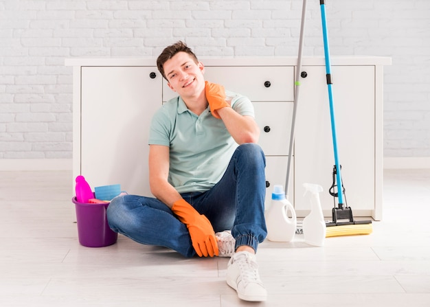 Ritratto di uomo che pulisce la sua casa