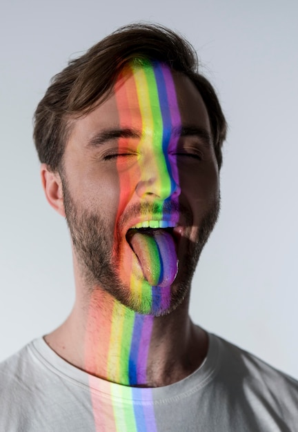 Ritratto di uomo con il simbolo lgbt sul volto