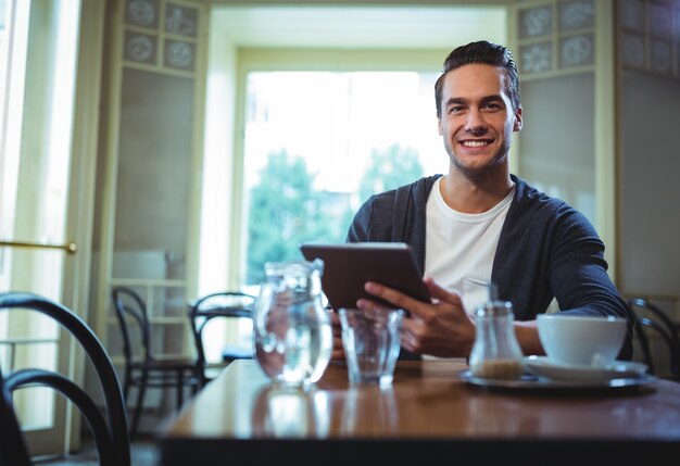 Ritratto di uomo con tavoletta digitale nel cafÃ ©