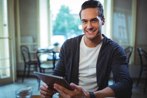 Ritratto di uomo con tavoletta digitale nel cafÃ ©