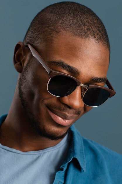 Ritratto di uomo cool con occhiali da sole