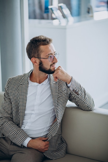 Ritratto di uomo d'affari bello in un ufficio