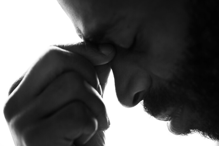 Foto gratuito ritratto di uomo nero stressato