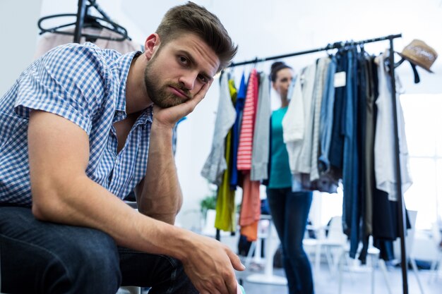 Ritratto di uomo seduto nel centro commerciale