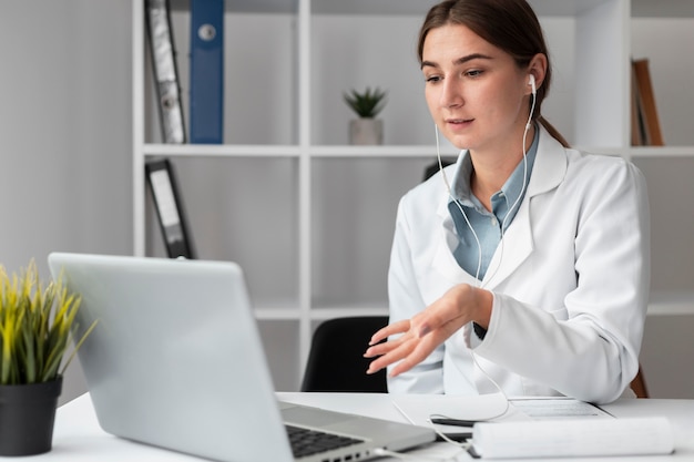 Ritratto di videoconferenza medico presso la clinica