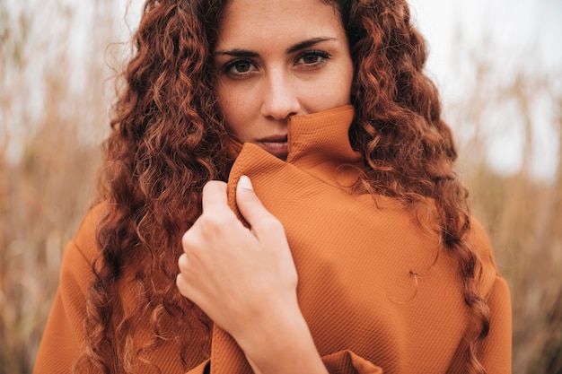 Ritratto di vista frontale di una donna in trench