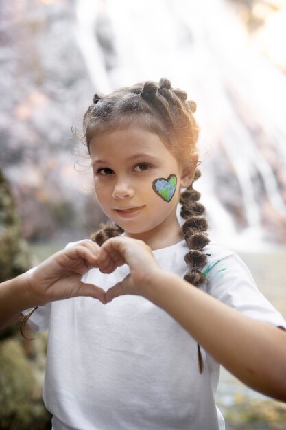 Ritratto esterno del bambino per la giornata mondiale dell'ambiente