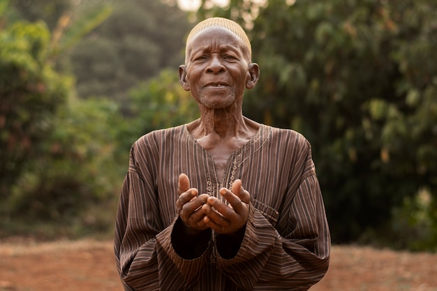 Ritratto esterno dell'uomo africano del colpo medio