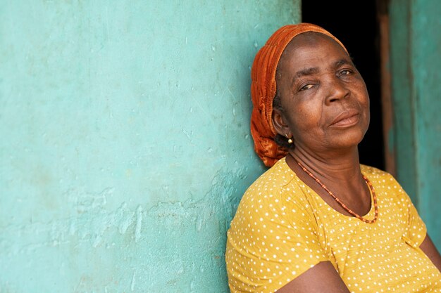 Ritratto esterno della donna africana del colpo medio