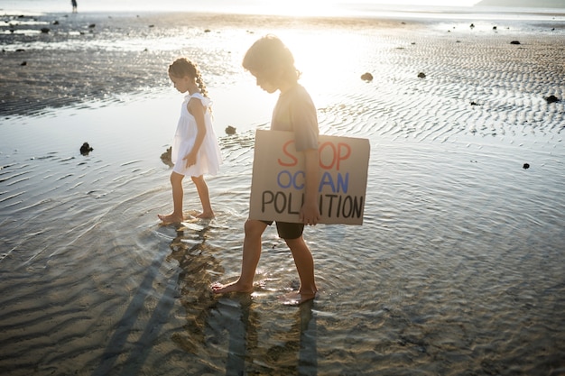 Ritratto esterno di bambini per la giornata mondiale dell'ambiente