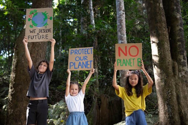 Ritratto esterno di bambini per la giornata mondiale dell'ambiente