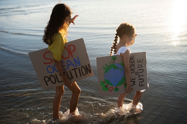 Ritratto esterno di bambini per la giornata mondiale dell'ambiente