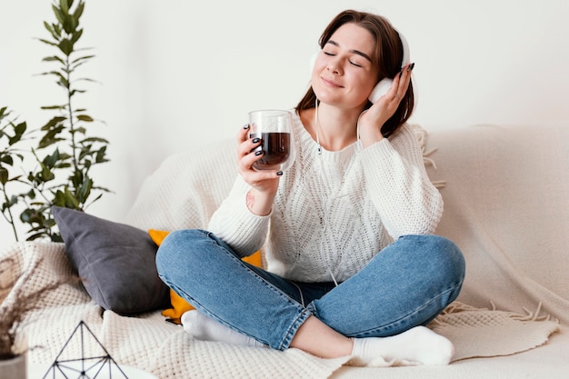 Ritratto femminile meditando dell'interno