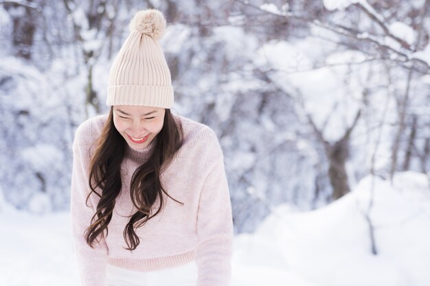 Ritratto Giovane bella donna asiatica sorriso felice viaggio e godere con la stagione invernale della neve