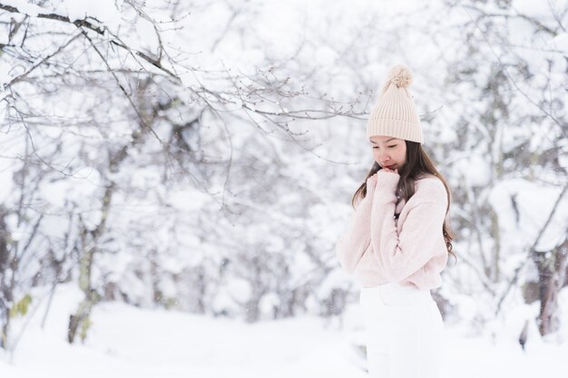 Ritratto Giovane bella donna asiatica sorriso felice viaggio e godere con la stagione invernale della neve