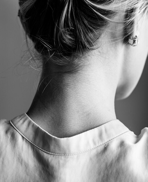 Ritratto in bianco e nero del collo di donna bianca