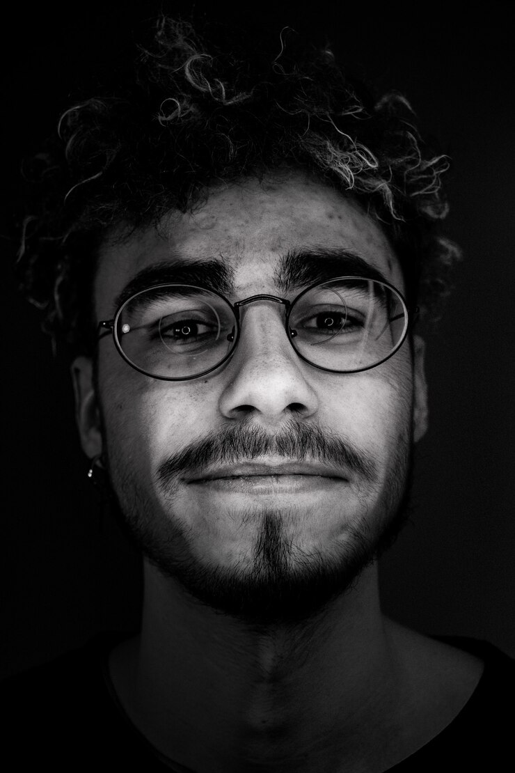Ritratto in bianco e nero dell'uomo barbuto