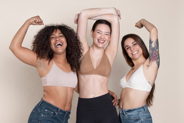 Ritratto in studio di donne sorridenti di scatto medio