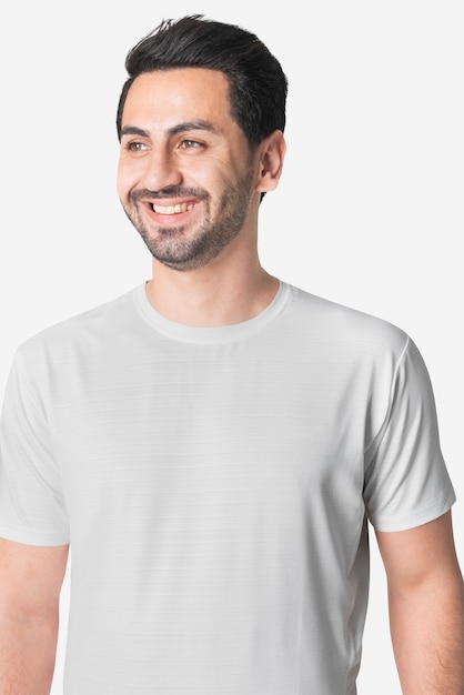Ritratto in studio di uomo in semplice t-shirt bianca