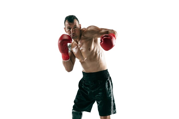 Ritratto integrale dello sportivo muscolare con la gamba protesica, spazio della copia. Pugile maschio in guanti rossi che si allenano e si esercitano. Isolato sul muro bianco. Concetto di sport, stile di vita sano.