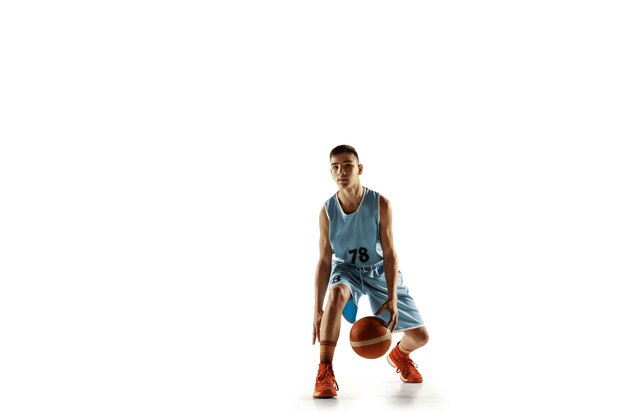 Ritratto integrale di giovane giocatore di basket con una palla isolata su sfondo bianco studio. Adolescente formazione e pratica in azione, movimento. Concetto di sport, movimento, stile di vita sano, annuncio.