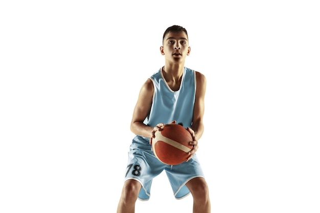 Ritratto integrale di giovane giocatore di basket con una palla isolata su uno spazio bianco