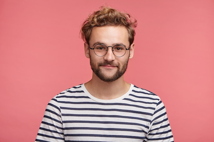Foto gratuito ritratto interno di un giovane barbuto con i capelli alla moda