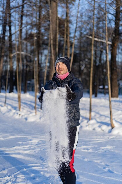 Ritratto invernale del giovane, in cappello invernale, godendo dei momenti invernali