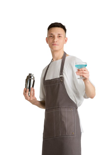 Ritratto isolato di un giovane maschio caucasico barista o barista in grembiule marrone sorridente