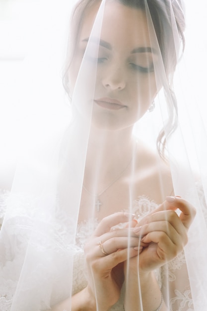 Ritratto misterioso di una sposa nascosta sotto il velo