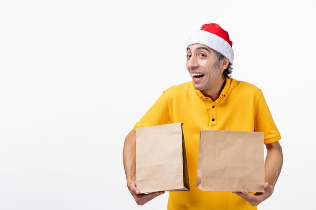 Ritratto ravvicinato di un corriere maschio che indossa un cappello da Babbo Natale isolato