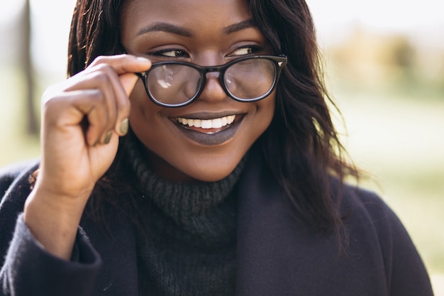 Ritratto sorridente della donna dell&#39;afroamericano