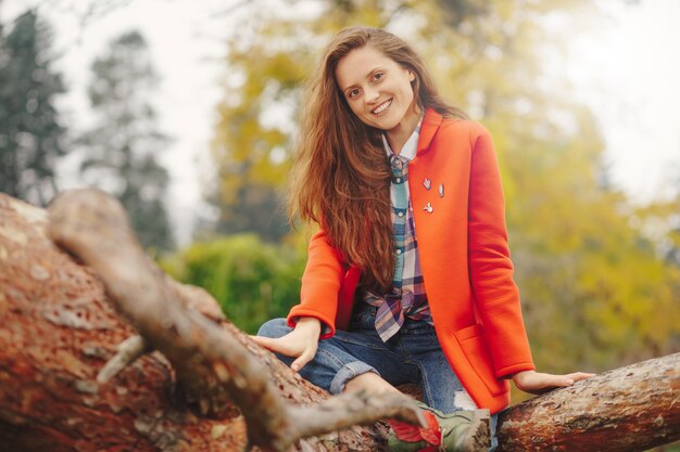 Ritratto sorridente di autunno della donna.