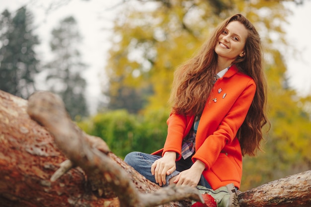 Ritratto sorridente di autunno della donna.