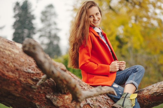 Ritratto sorridente di autunno della donna.