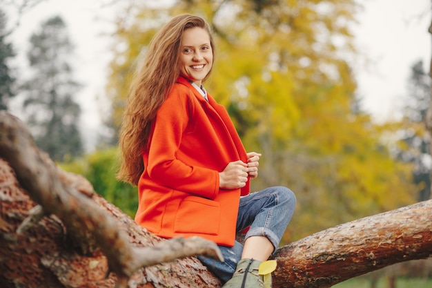 Ritratto sorridente di autunno della donna.