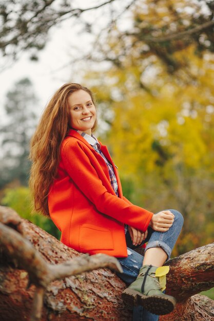 Ritratto sorridente di autunno della donna.