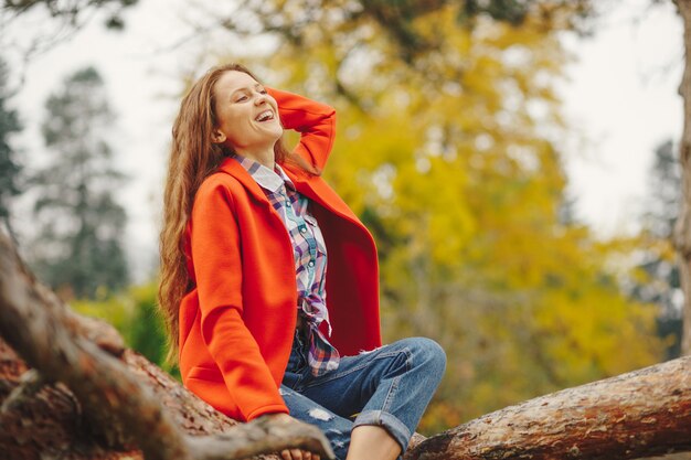 Ritratto sorridente di autunno della donna.