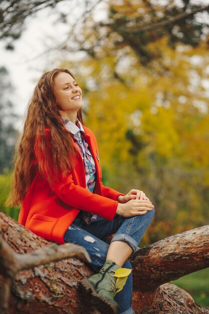 Ritratto sorridente di autunno della donna.