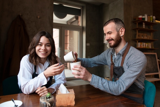 Riunione d'affari di vista frontale con il caffè