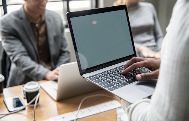 Riunione dell&#39;ufficio contemporaneo con un computer portatile