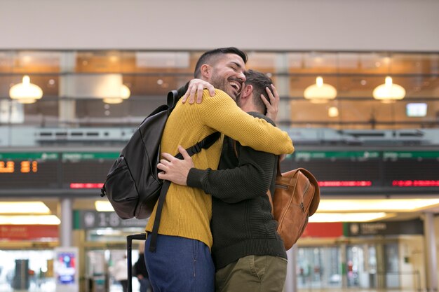 Riunione di coppia di relazioni a distanza dopo molto tempo