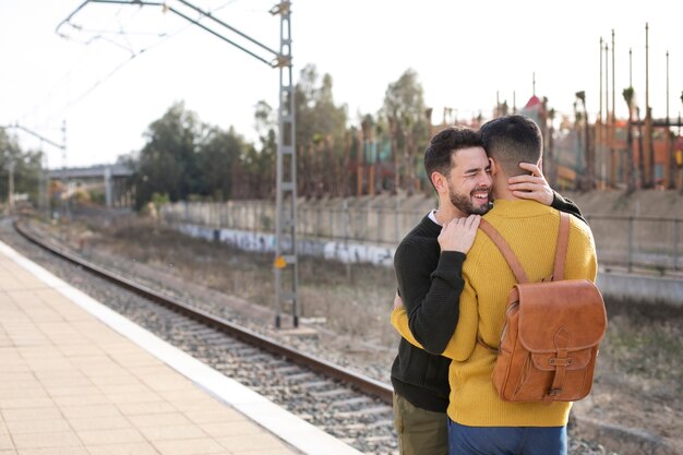 Riunione di coppia di relazioni a distanza dopo molto tempo