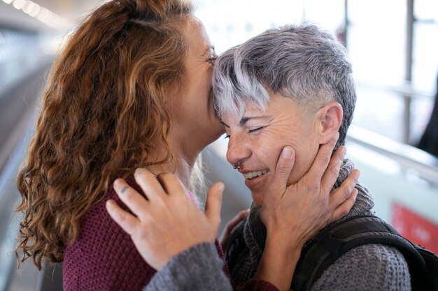 Riunione di coppia di relazioni a distanza dopo molto tempo