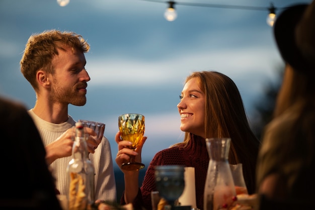 Riunione di famiglia per celebrare l'inverno