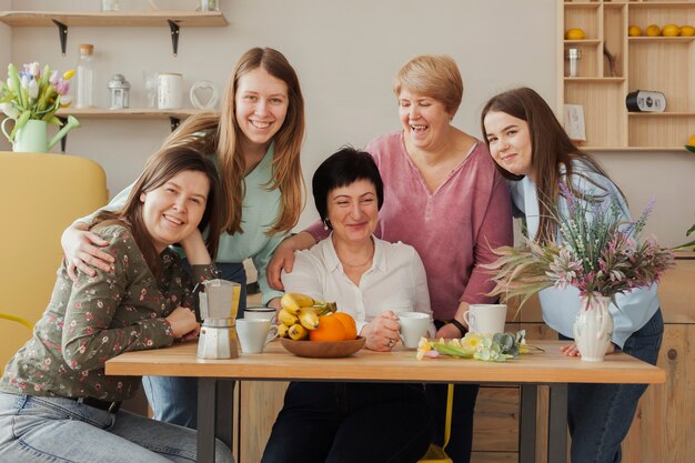 Riunione femminile sociale che si siede ad una tabella