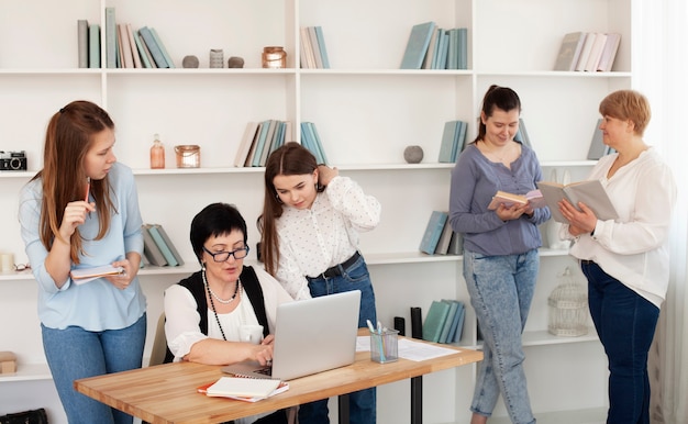 Riunione femminile sociale facendo varie attività