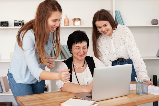 Riunione femminile sociale navigando in Internet