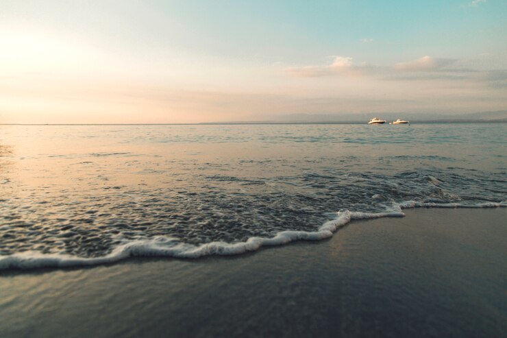 Foto gratuito riva del mare azzurro durante il tramonto