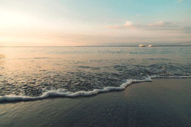 Riva del mare azzurro durante il tramonto